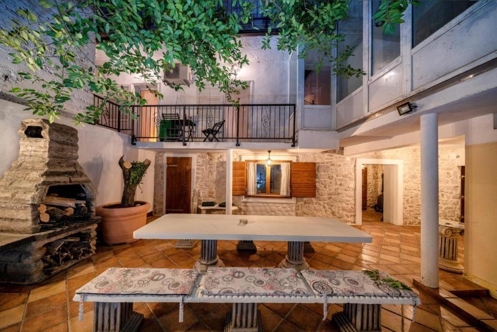 Heritage Residence In Center With Pool- Apartments Водице Екстериор снимка